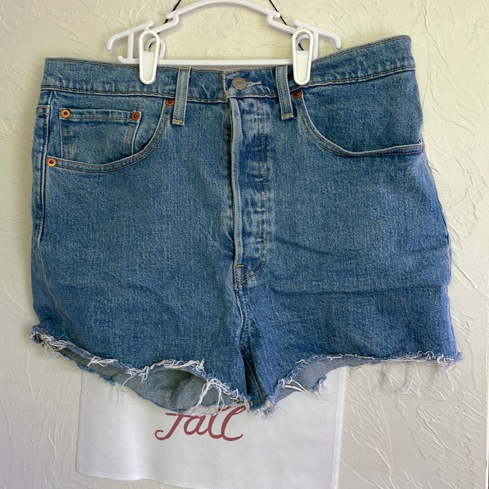 Levi’s 501 jean shorts 32